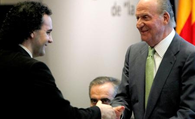 Don Juan Carlos entrega el diploma a uno de los estudiantes becados