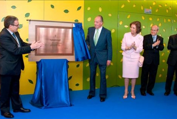 Don Juan Carlos descubre una placa conmemorativa, en presencia de Doña Sofía, el alcalde de Lleida, el presidente de la Generalitat de Cataluña y el m