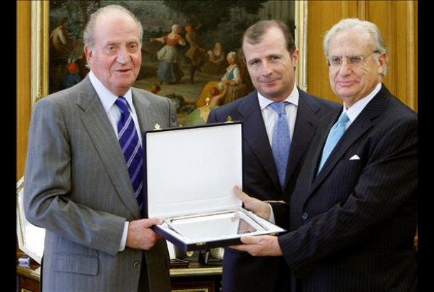 Don Juan Carlos entrega el Premio FIES de Periodismo a Jorge de Esteban, en presencia del presidente de la FIES