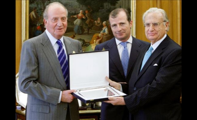 Don Juan Carlos entrega el Premio FIES de Periodismo a Jorge de Esteban, en presencia del presidente de la FIES