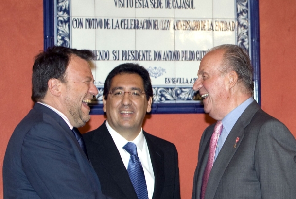 Su Majestad el Rey saluda al alcalde de Sevilla, Alfredo Sánchez Monteseirín, junto al presidente de Cajasol, Antonio Pulido