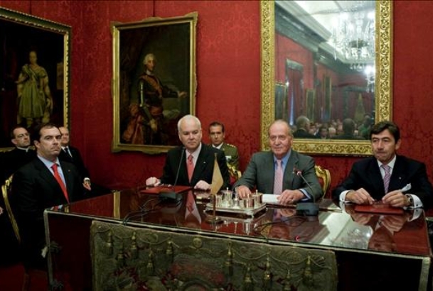 Don Juan Carlos durante la reunión de los miembros de la Real Maestranza de Sevilla