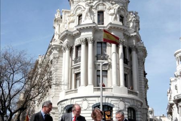 Sus Majestades, junto al ministro de Fomento y al alcalde de Madrid, durante la inauguración del monolito conmemorativo