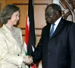 Su Majestad la Reina con el Presidente Kibaki