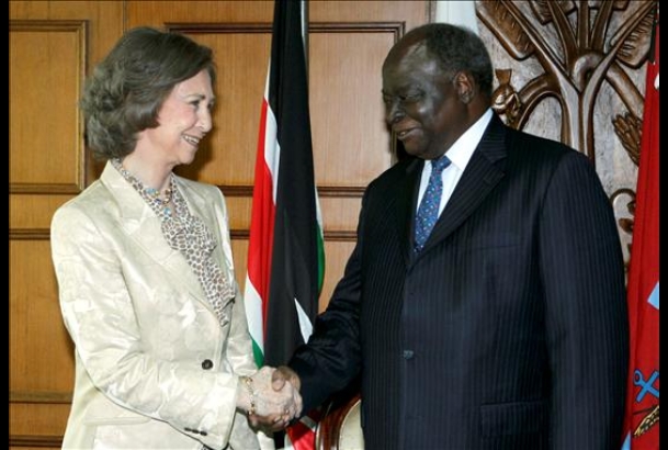 Su Majestad la Reina con el Presidente Kibaki