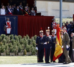 Su Alteza Real presencia desde el palco la Jura de Bandera de los nuevos Guardias Reales