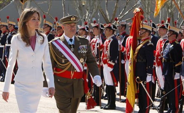 La Princesa de Asturias pasa revista a la tropas que rendían honores