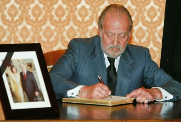 Su Majestad el Rey firma en el libro de la Embajada de Polonia en España, para expresar sus condolencias