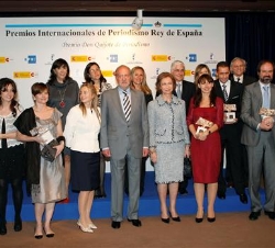 Fotografía junto a los premiados