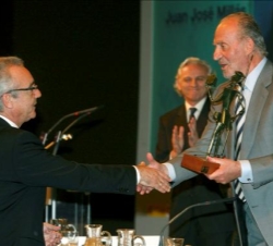 Su Majestad entrega el Premio'Don Quijote' de Periodismo al escritor Juan José Millás