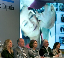 Los Reyes junto al presidente de Castilla-La Mancha, la ministra de Sanidad y Política Social, y la secretaria de Estado de Cooperación Internacional,