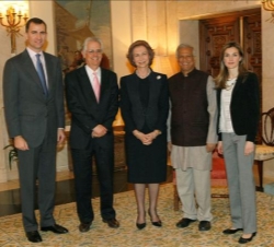 La Reina y los Príncipes, con el profesor Yunus y el Sr. Daley-Harris, antes del almuerzo