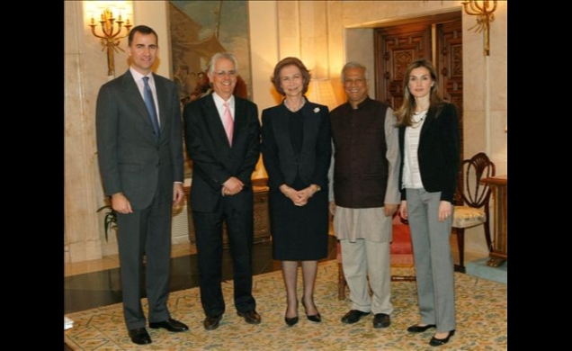 La Reina y los Príncipes, con el profesor Yunus y el Sr. Daley-Harris, antes del almuerzo