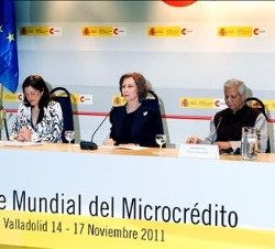 La Reina, en la mesa presidencial, con la secretaria de Estado de Cooperación Internacional, el profesor Yunus, el Sr. Daley-Harris y el alcalde de Va