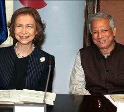 Doña Sofía con el director general del Grameen Bank, Muhammad Yunus
