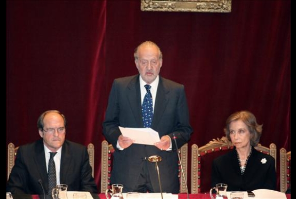 Don Juan Carlos, durante su discurso, junto a Doña Sofía y el ministro de Educación