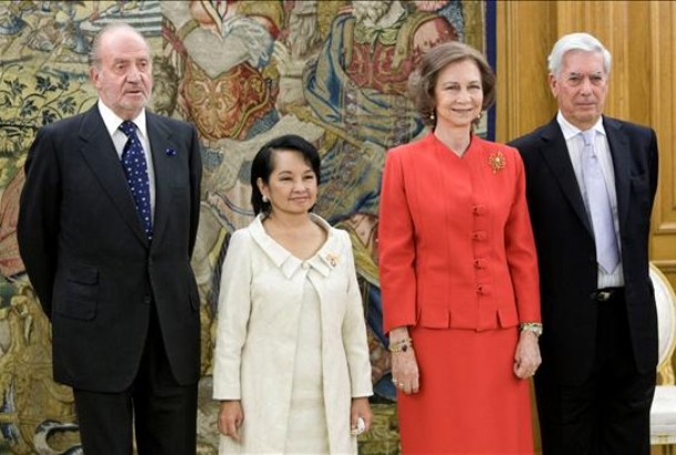 Los Reyes, con la Presidenta Macapagal-Arroyo y Mario Vargas Llosa