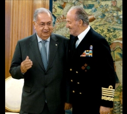 Don Juan Carlos conversa con el presidente del Parlamento portugués