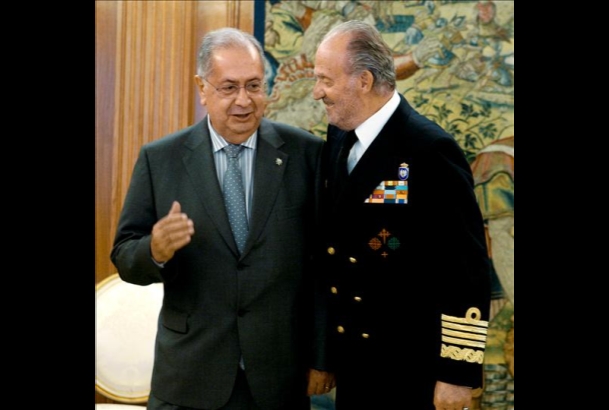 Don Juan Carlos conversa con el presidente del Parlamento portugués