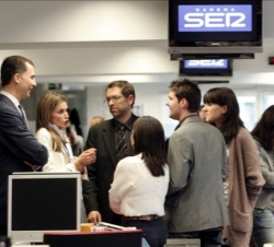 Don Felipe y Doña Letizia conversan con los periodistas durante su visita a las instalaciones