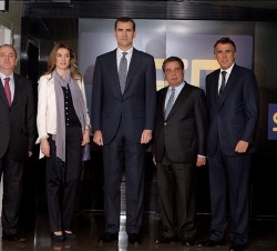 Sus Altezas Reales, con el consejero delegado de Unión Radio, Augusto Delkáder, el consejero delegado adjunto de Unión Radio, Javier Pons, y el direct
