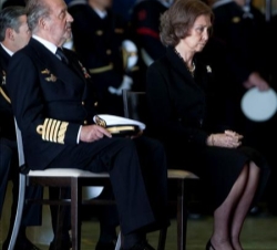 Sus Majestades los Reyes durante el funeral por los militares fallecidos en Haití