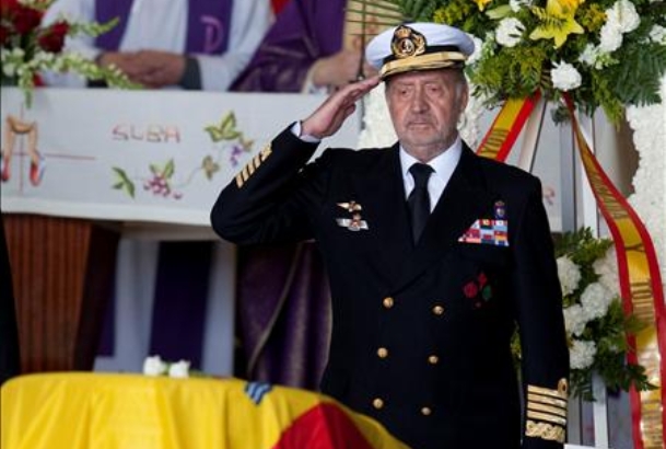 Su Majestad el Rey tras imponer la Medalla al Mérito Naval con distintivo amarillo a los militares fallecidos