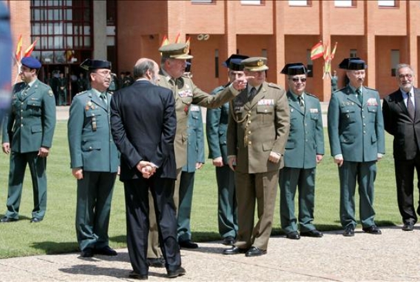 Su Majestad el Rey junto al ministro del Interior durante su visita a la Escuela de Tráfico de la Guardia Civil