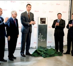 Su Alteza Real el Príncipe de Asturias tras descubrir una placa conmemorativa