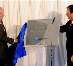 Don Juan Carlos descubre la placa conmemorativa de la visita