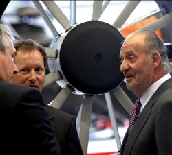 Su Majestad el Rey conversa con el presidente de Eurocopter, Lutz Bertling, y el consejero delegado de la compañía en España, Juan Carlos Martínez