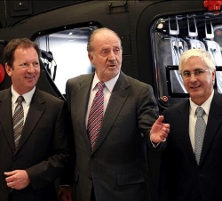 Don Juan Carlos conversa con el presidente de Castilla-La Mancha, José María Barreda, y el presidente de Eurocopter, Lutz Bertling