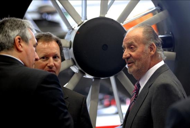 Su Majestad el Rey conversa con el presidente de Eurocopter, Lutz Bertling, y el consejero delegado de la compañía en España, Juan Carlos Martínez