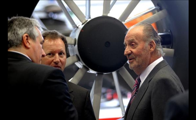 Su Majestad el Rey conversa con el presidente de Eurocopter, Lutz Bertling, y el consejero delegado de la compañía en España, Juan Carlos Martínez