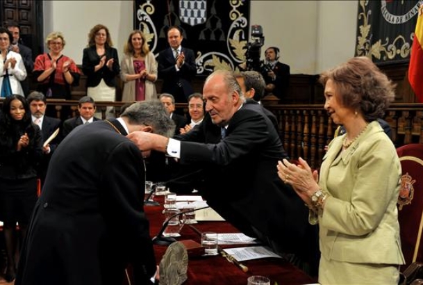 Don Juan Carlos impone la medalla del Premio Cervantes a José Emilio Pacheco