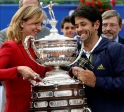 Doña Cristina entrega el trofeo de ganador a Fernando Verdasco