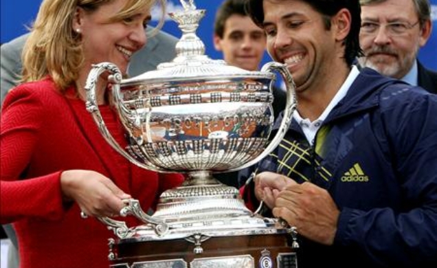 Doña Cristina entrega el trofeo de ganador a Fernando Verdasco