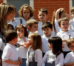 Su Alteza Real charla con los niños del centro en las pistas deportivas