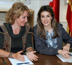 La Princesa de Asturias conversa con la presidenta de la Comunidad de Madrid durante la reunión de trabajo