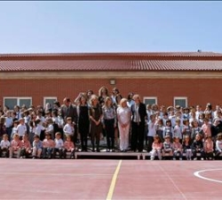 Fotografía de grupo con profesores y alumnos del centro
