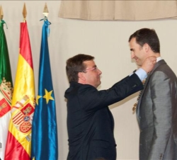 Don Felipe recibe la Medalla de Extremadura de manos del presidente de la Junta de Extremadura