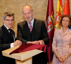 Sus Majestades, junto al alcalde de León, Francisco Fernández, descubren una placa conmemorativa de la inauguración de la rehabilitación del Palacio d