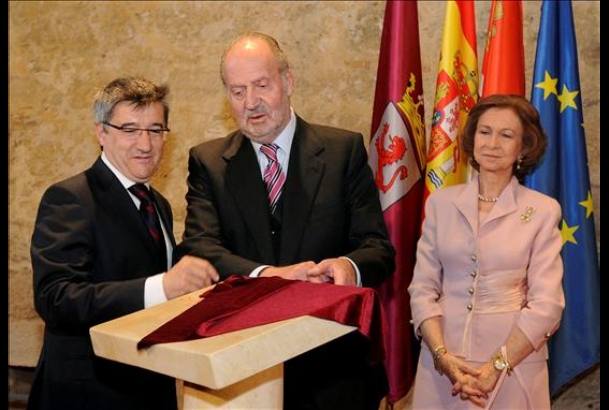 Sus Majestades, junto al alcalde de León, Francisco Fernández, descubren una placa conmemorativa de la inauguración de la rehabilitación del Palacio d
