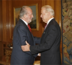 Saludo entre Su Majestad el Rey y el vicepresidente Biden