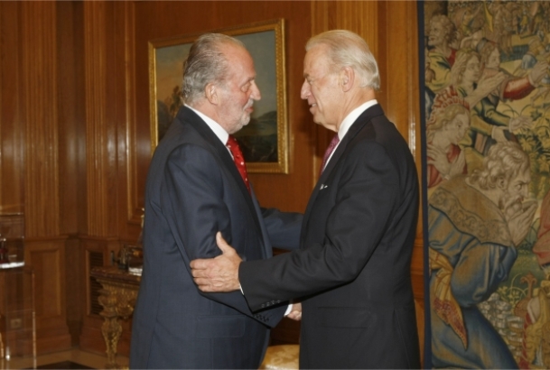 Saludo entre Su Majestad el Rey y el vicepresidente Biden