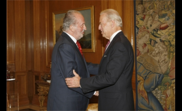 Saludo entre Su Majestad el Rey y el vicepresidente Biden