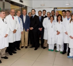 El Rey, con el equipo médico que le atendió durante su estancia en el Hospital Clínic de Barcelona
