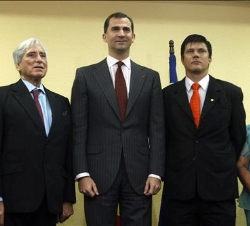 Su Alteza Real, con los representantes de la Municipalidad de Heredia