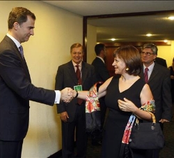 Don Felipe durante la recepción a la colectividad española