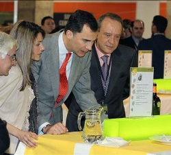Don Felipe y Doña Letizia durente su recorrido por la Feria